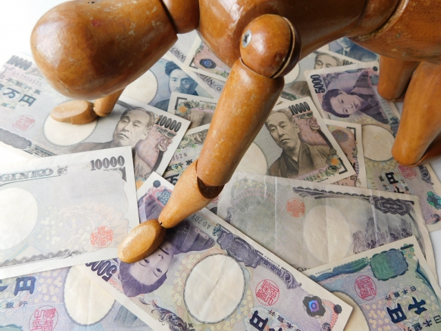 借金を背負う男。大野城市で借金返済の無料相談をする
